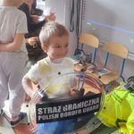 Dzieci na zajęciach z funkcjonariuszami z Podlaskiego Oddziału Straży Granicznej
