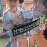 Dzieci na zajęciach z funkcjonariuszami z Podlaskiego Oddziału Straży Granicznej