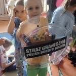 Dzieci na zajęciach z funkcjonariuszami z Podlaskiego Oddziału Straży Granicznej