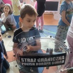 Dzieci na zajęciach z funkcjonariuszami z Podlaskiego Oddziału Straży Granicznej