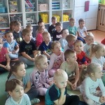 Dzieci na zajęciach z funkcjonariuszami z Podlaskiego Oddziału Straży Granicznej