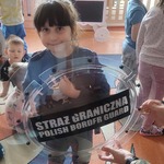Dzieci na zajęciach z funkcjonariuszami z Podlaskiego Oddziału Straży Granicznej