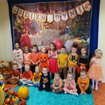 Motylki na tle dyniowej dekoracji
